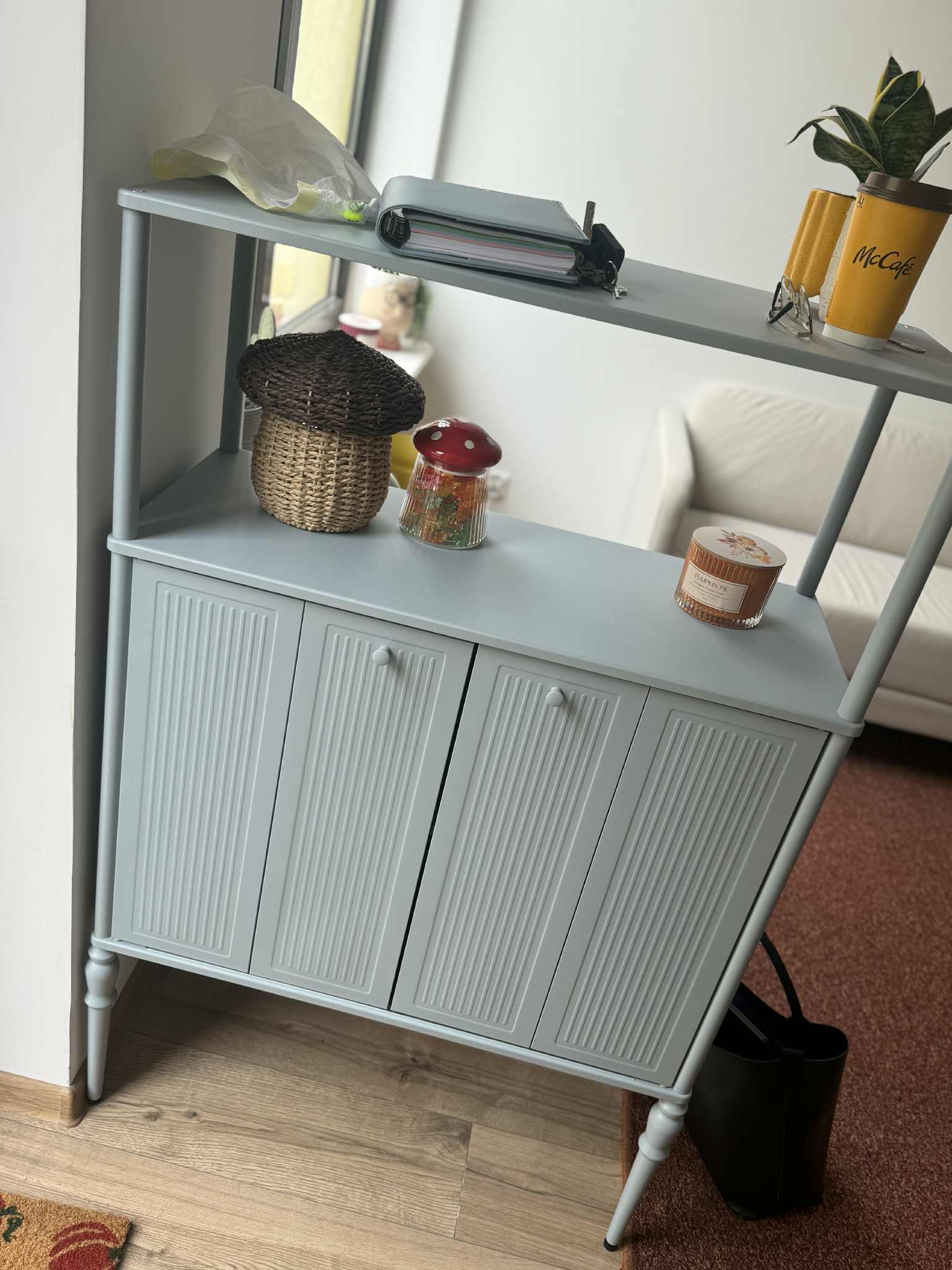 szafka, dekoracje, przytulne wnętrze gabinetu