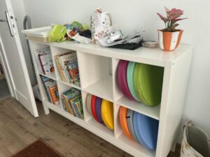 regał z książkami, pomocami logopedycznymi i sprzętem