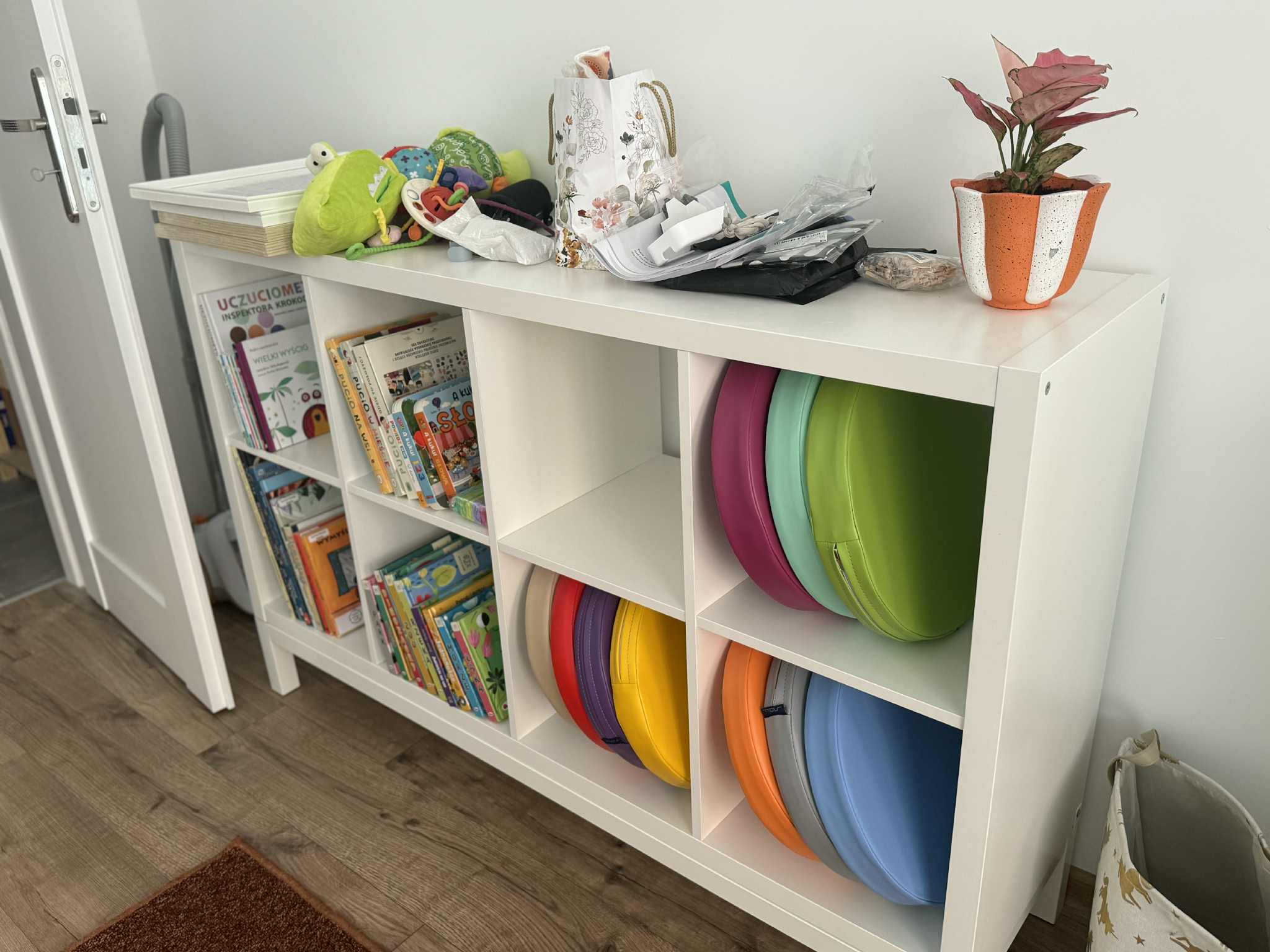 regał z książkami, pomocami logopedycznymi i sprzętem