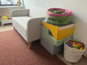 sofa, materace, kosz z zabawkami – kącik relaksu i zabawy
