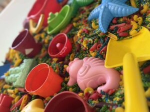 miska z kolorową makaronową masą – terapia ręki i rozwój motoryki