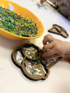 dziecko układające ryż, terapia ręki i stymulacja dotykowa