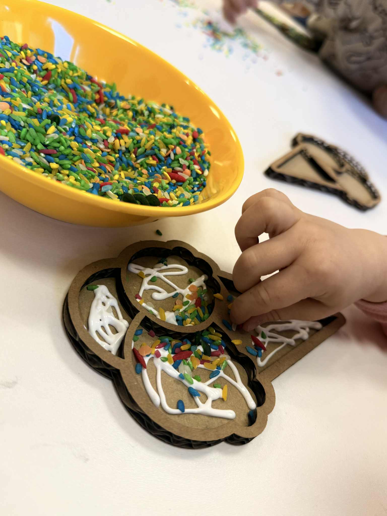 dziecko układające ryż, terapia ręki i stymulacja dotykowa