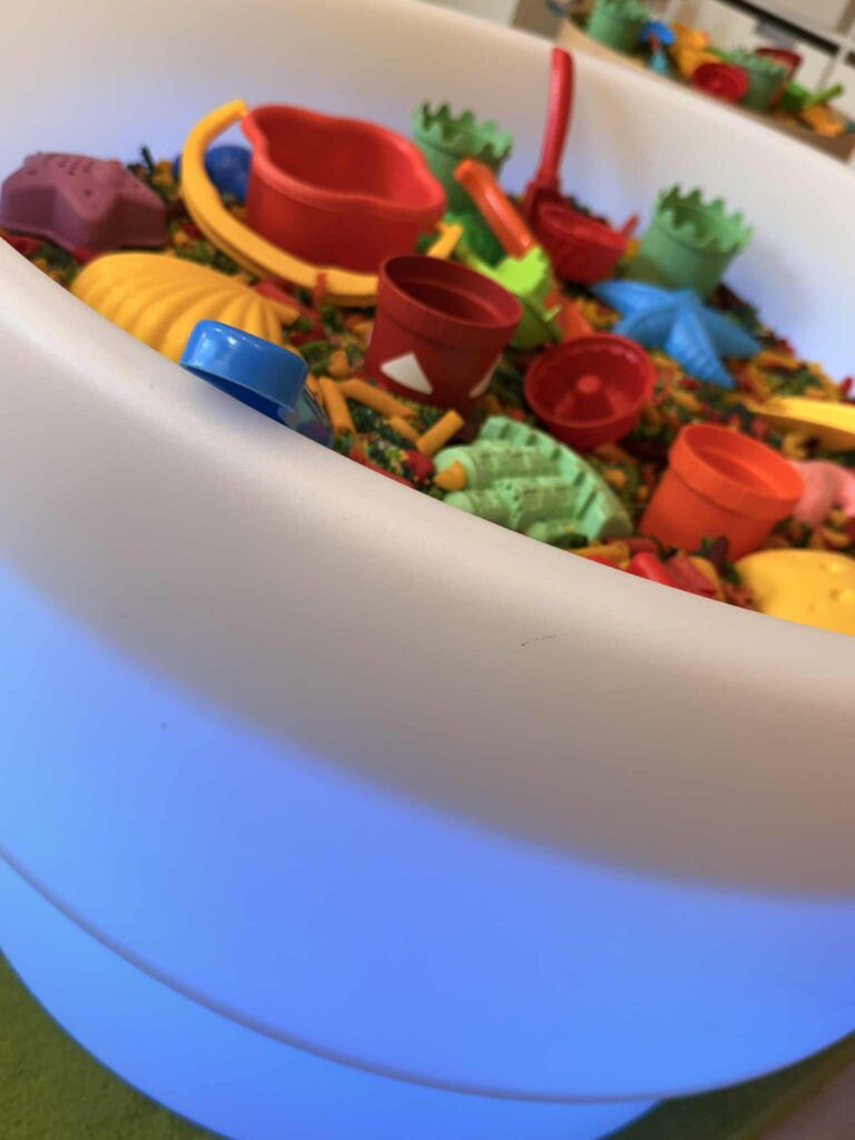 miska z kolorowymi zabawkami, przestrzeń do zabawy sensorycznej